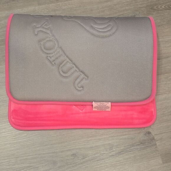 Juicy Couture Home Crown Logo Memory Foam Plush Bath Rug - Picture 6 of 6